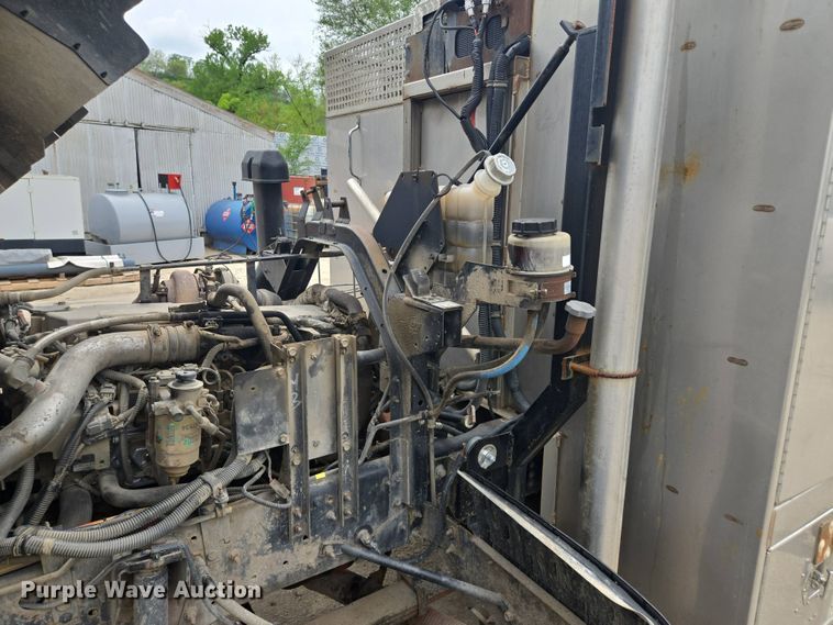 image for item EM7173 2004 GMC  T7500 dump truck