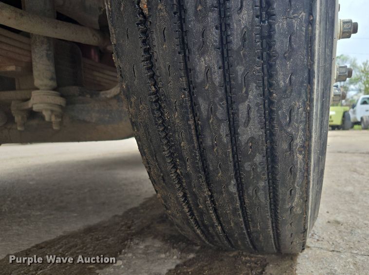 image for item EM7173 2004 GMC  T7500 dump truck