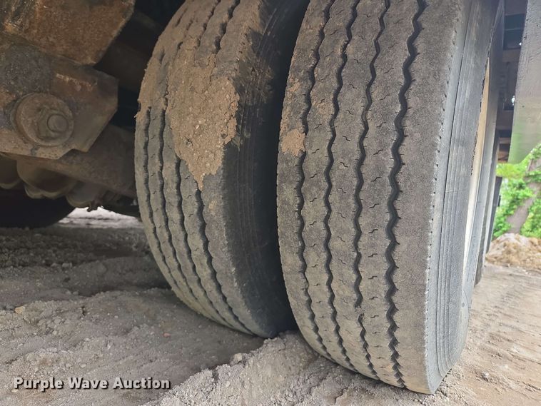 image for item EM7236 2010 Landoll 440B drop deck trailer