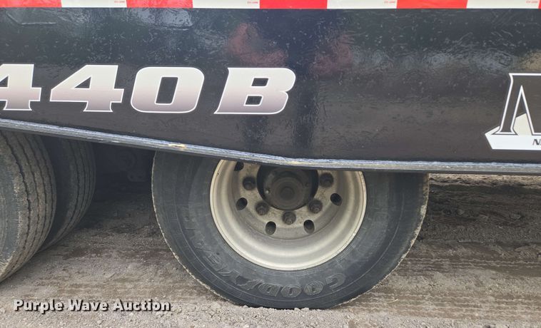 image for item EM7236 2010 Landoll 440B drop deck trailer