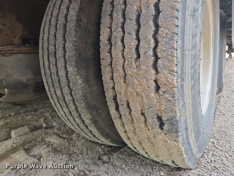 image for item EM7236 2010 Landoll 440B drop deck trailer