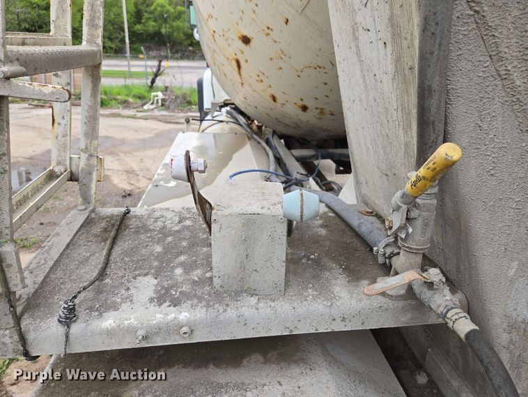 image for item EM7238 1997 Ford LT8000 ready mix truck