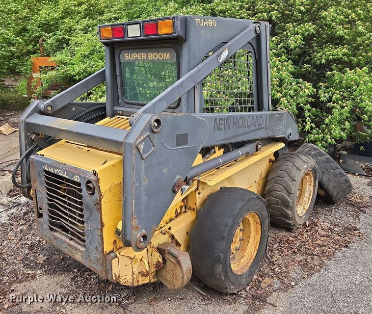 image for item EM7239 2003 New Holland LS170 skid steer loader