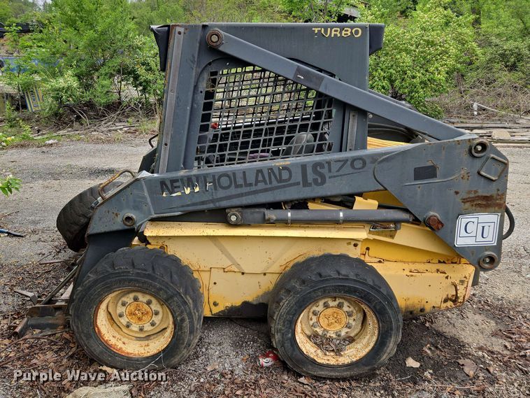 image for item EM7239 2003 New Holland LS170 skid steer loader