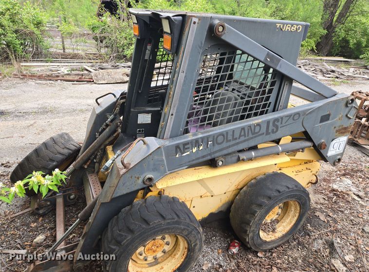 image for item EM7239 2003 New Holland LS170 skid steer loader