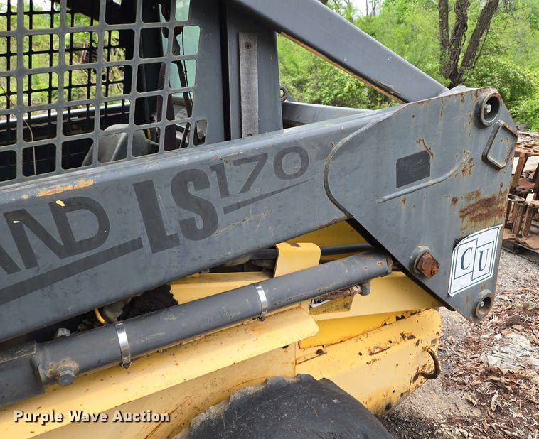 image for item EM7239 2003 New Holland LS170 skid steer loader