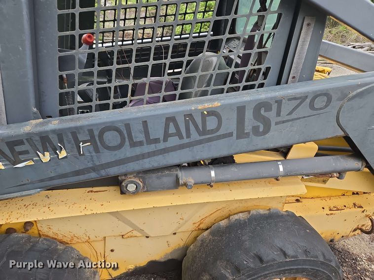 image for item EM7239 2003 New Holland LS170 skid steer loader