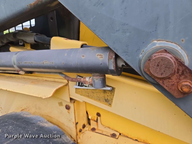 image for item EM7239 2003 New Holland LS170 skid steer loader