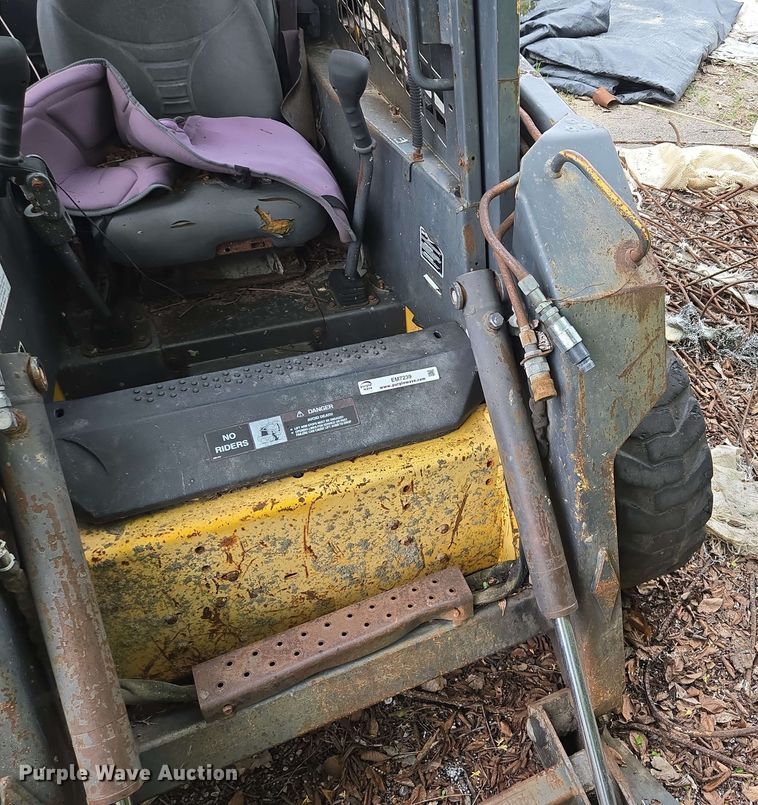 image for item EM7239 2003 New Holland LS170 skid steer loader