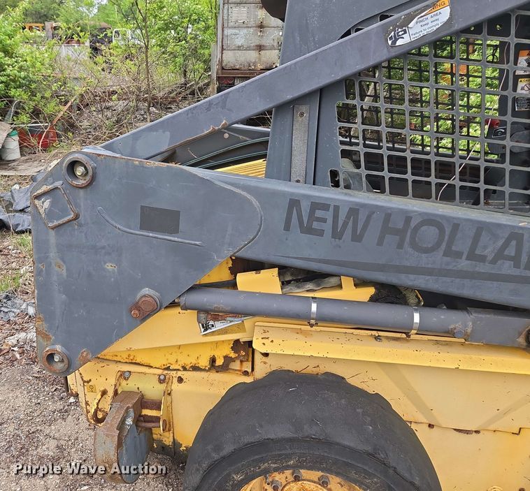 image for item EM7239 2003 New Holland LS170 skid steer loader