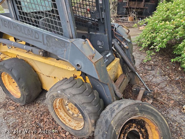 image for item EM7239 2003 New Holland LS170 skid steer loader