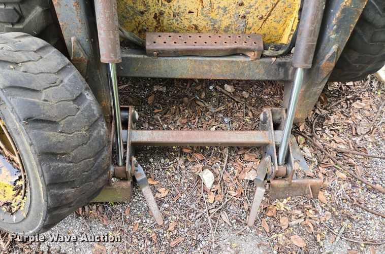 image for item EM7239 2003 New Holland LS170 skid steer loader