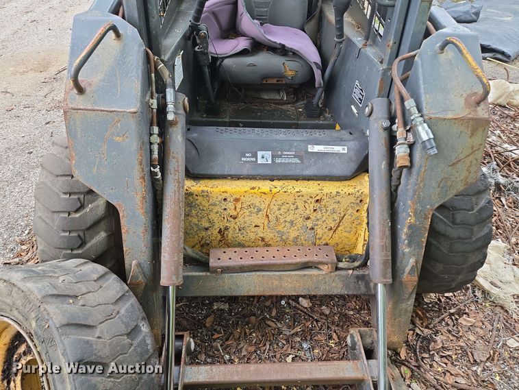 image for item EM7239 2003 New Holland LS170 skid steer loader