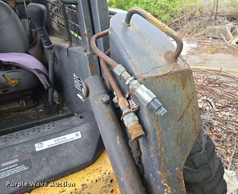 image for item EM7239 2003 New Holland LS170 skid steer loader