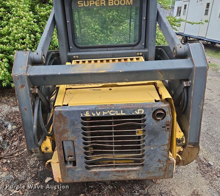 image for item EM7239 2003 New Holland LS170 skid steer loader