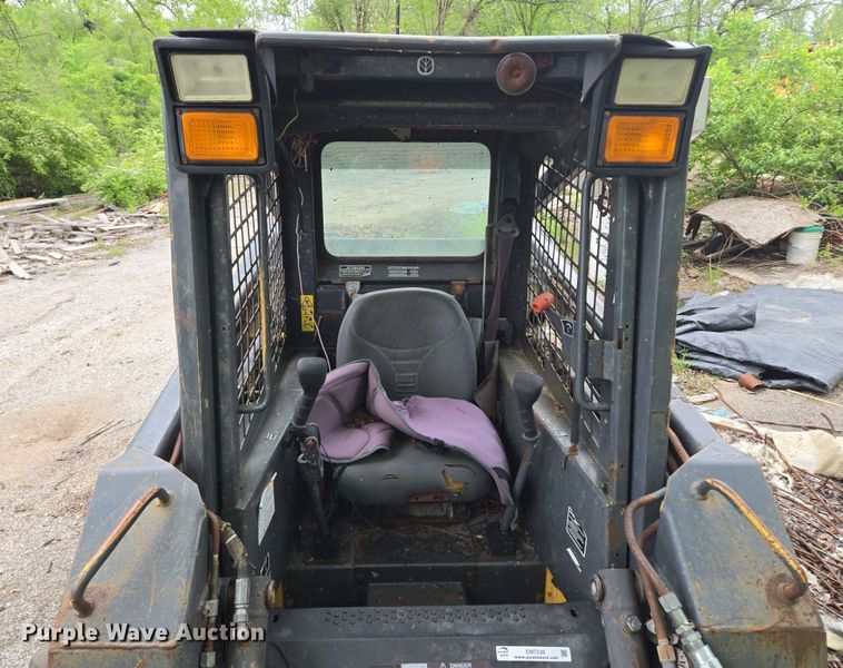 image for item EM7239 2003 New Holland LS170 skid steer loader
