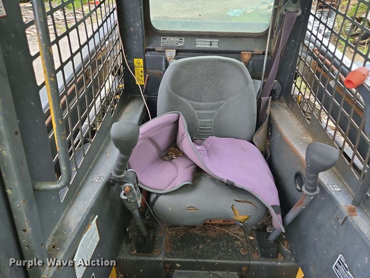 image for item EM7239 2003 New Holland LS170 skid steer loader
