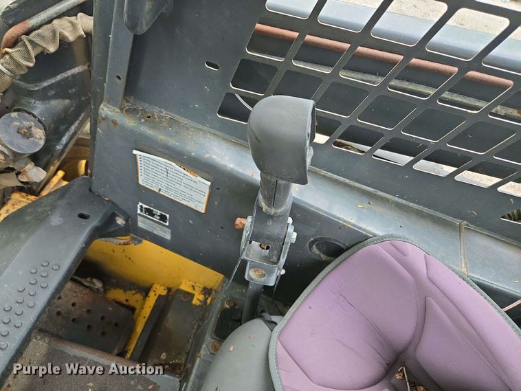 image for item EM7239 2003 New Holland LS170 skid steer loader