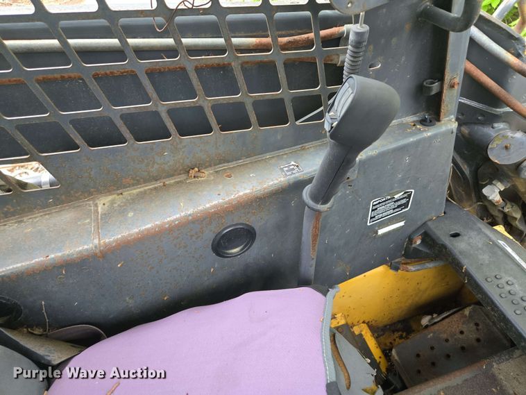 image for item EM7239 2003 New Holland LS170 skid steer loader