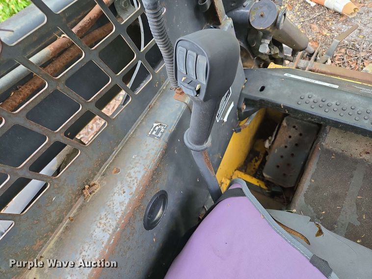 image for item EM7239 2003 New Holland LS170 skid steer loader