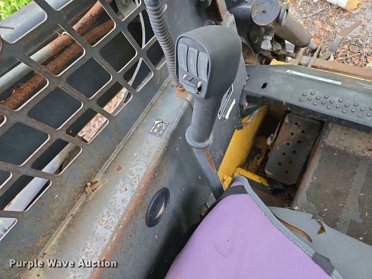 image for item EM7239 2003 New Holland LS170 skid steer loader