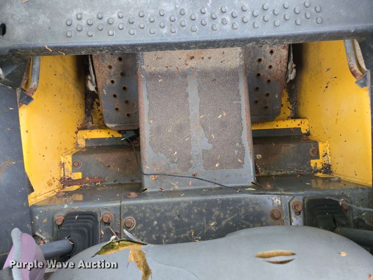 image for item EM7239 2003 New Holland LS170 skid steer loader