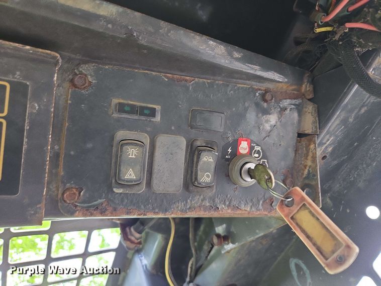 image for item EM7239 2003 New Holland LS170 skid steer loader