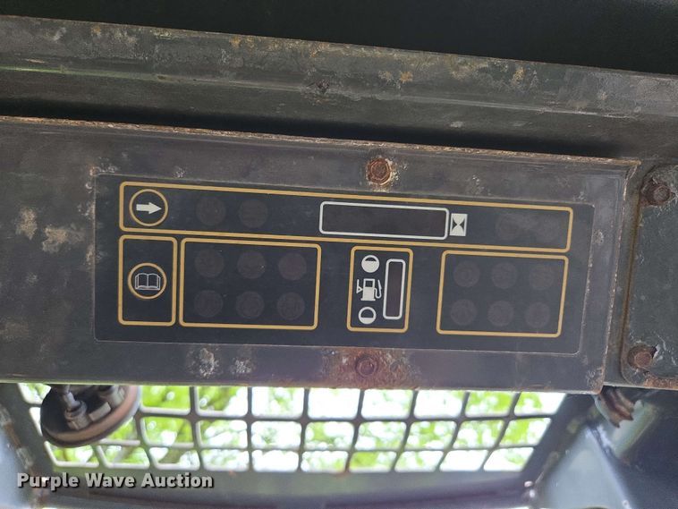 image for item EM7239 2003 New Holland LS170 skid steer loader