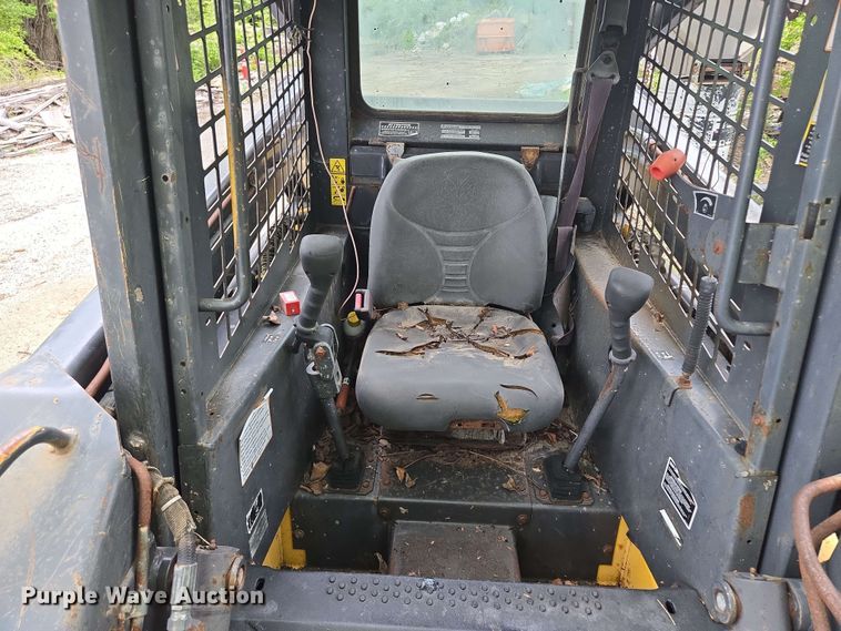 image for item EM7239 2003 New Holland LS170 skid steer loader
