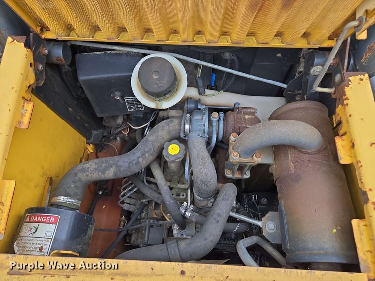 image for item EM7239 2003 New Holland LS170 skid steer loader