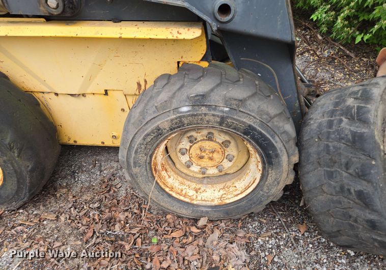 image for item EM7239 2003 New Holland LS170 skid steer loader