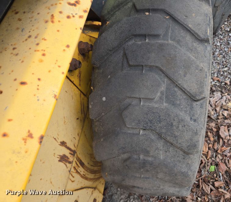 image for item EM7239 2003 New Holland LS170 skid steer loader