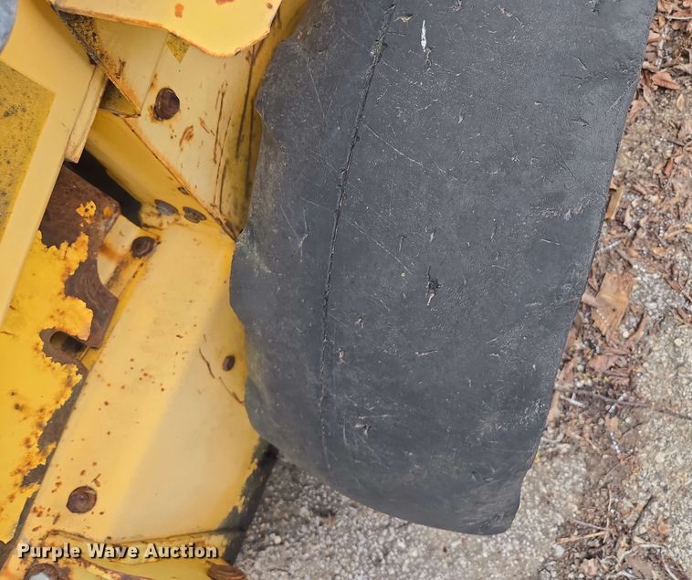 image for item EM7239 2003 New Holland LS170 skid steer loader