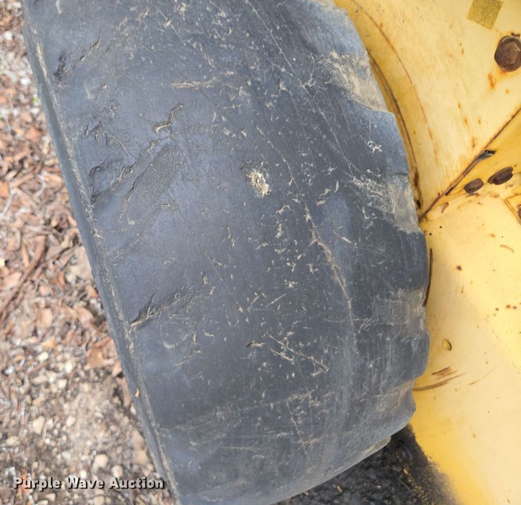 image for item EM7239 2003 New Holland LS170 skid steer loader