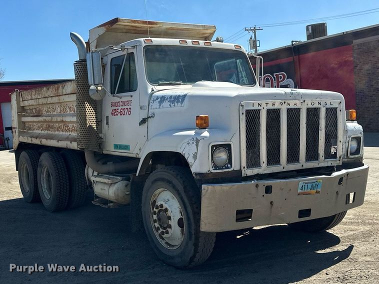 image for item EN3013 1981 International F2574 dump truck