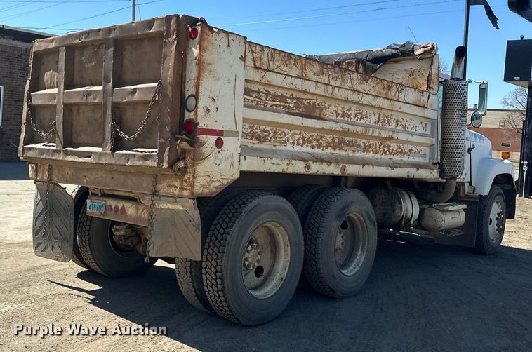 image for item EN3013 1981 International F2574 dump truck
