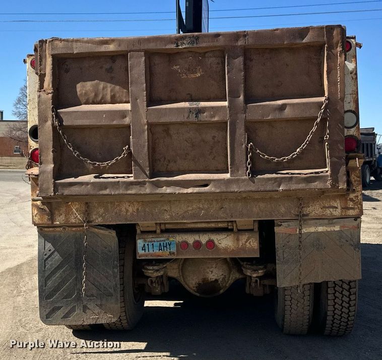 image for item EN3013 1981 International F2574 dump truck