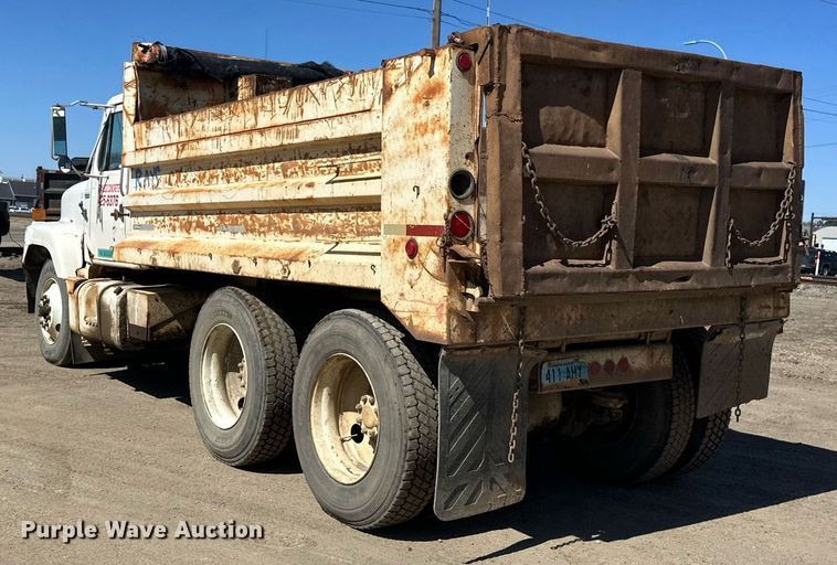 image for item EN3013 1981 International F2574 dump truck