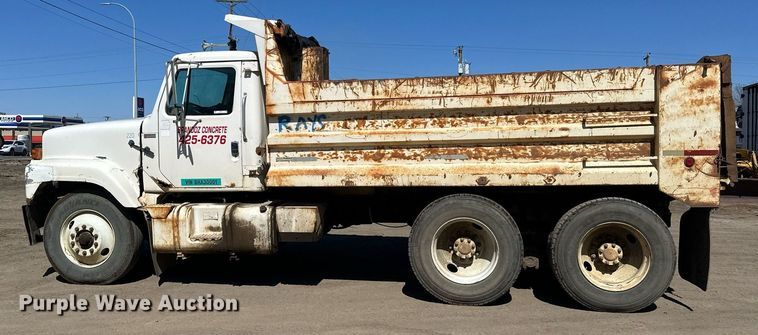 image for item EN3013 1981 International F2574 dump truck