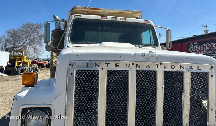 image for item EN3013 1981 International F2574 dump truck