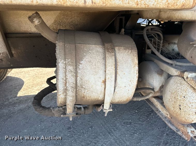 image for item EN3013 1981 International F2574 dump truck