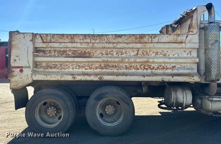 image for item EN3013 1981 International F2574 dump truck