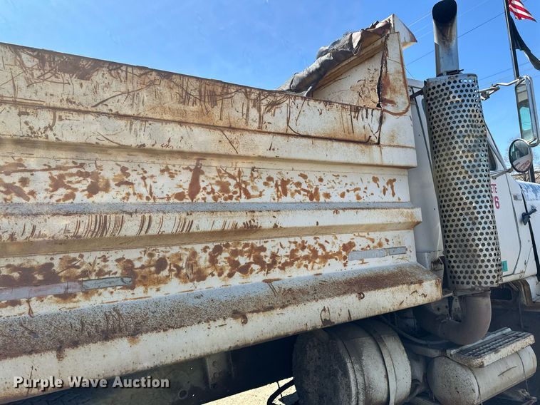 image for item EN3013 1981 International F2574 dump truck