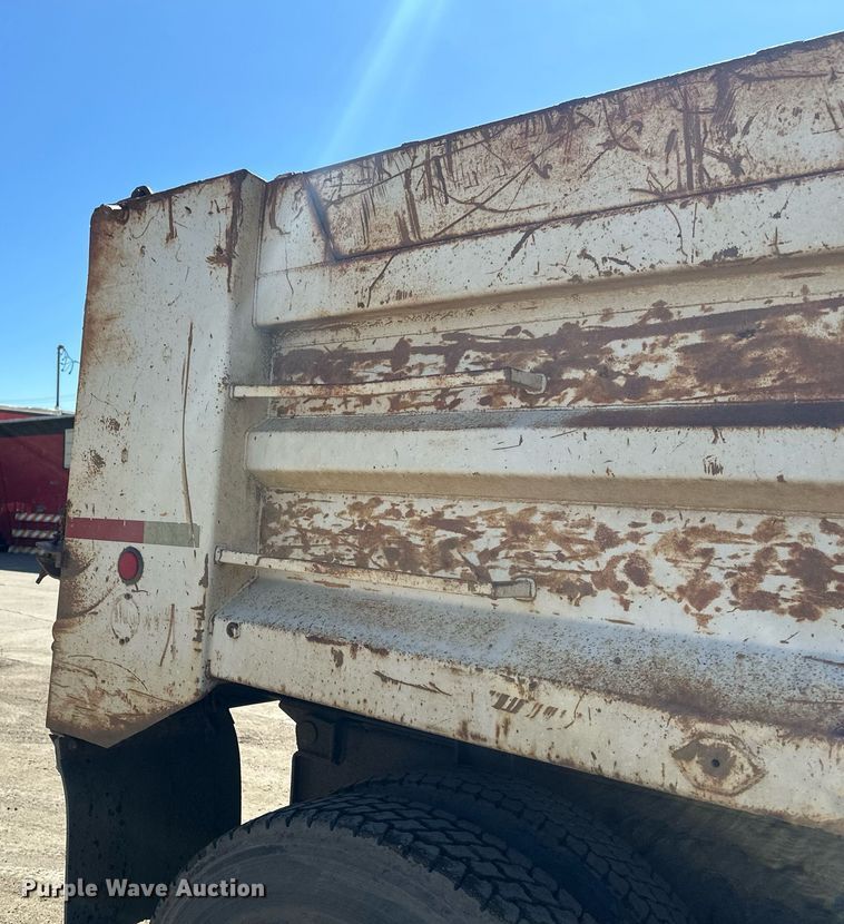 image for item EN3013 1981 International F2574 dump truck