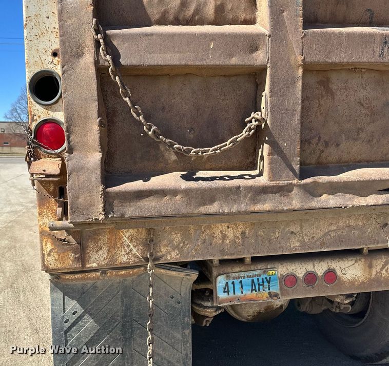 image for item EN3013 1981 International F2574 dump truck