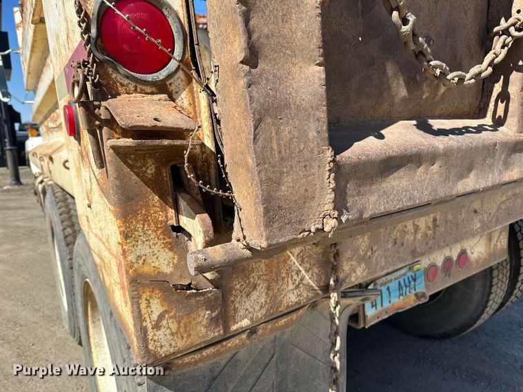 image for item EN3013 1981 International F2574 dump truck