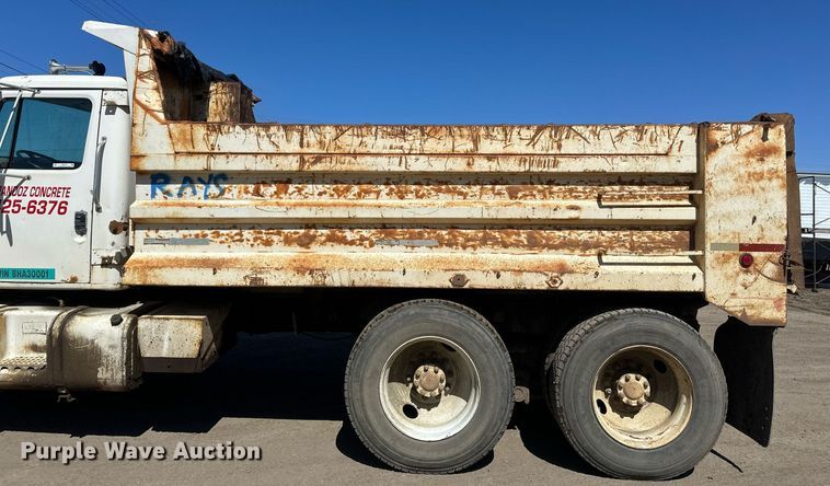 image for item EN3013 1981 International F2574 dump truck