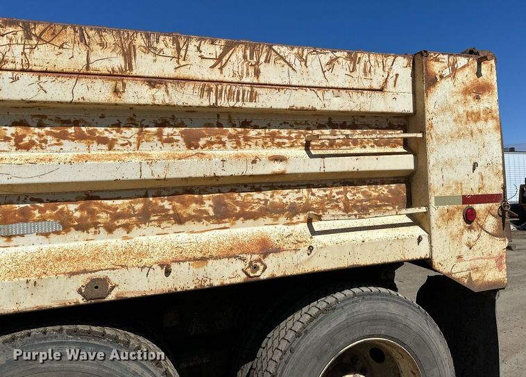 image for item EN3013 1981 International F2574 dump truck