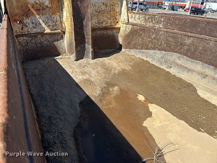 image for item EN3013 1981 International F2574 dump truck