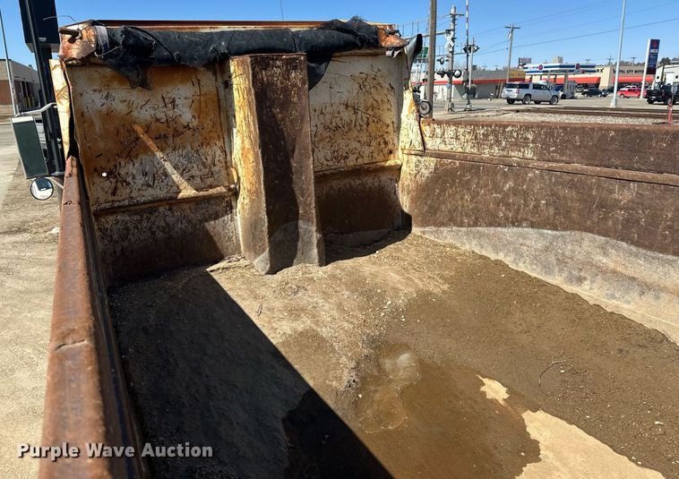 image for item EN3013 1981 International F2574 dump truck